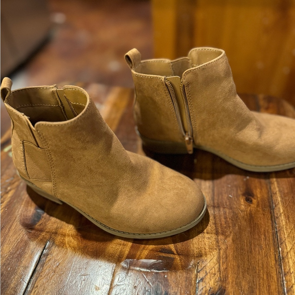 Wonder nation girls brown booties size 1 worn once. Almost perfect condition.